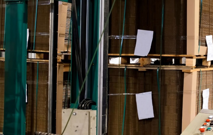 Jakie znaczenie ma automatyczny podajnik palet w ciągłości procesu paletyzacji?