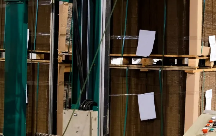 Jakie znaczenie ma automatyczny podajnik palet w ciągłości procesu paletyzacji?