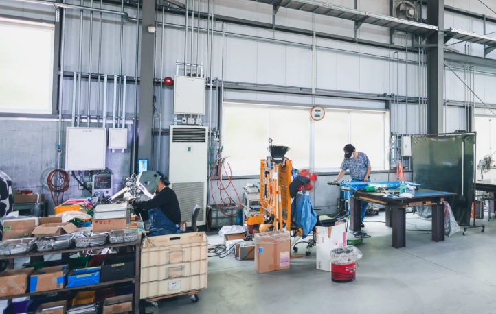 Jakie akcesoria warto dodać, aby stoły warsztatowe były bardziej funkcjonalne?