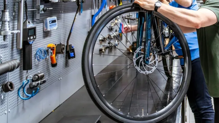 Jak stoły warsztatowe z wysuwanymi półkami ułatwiają porządek?