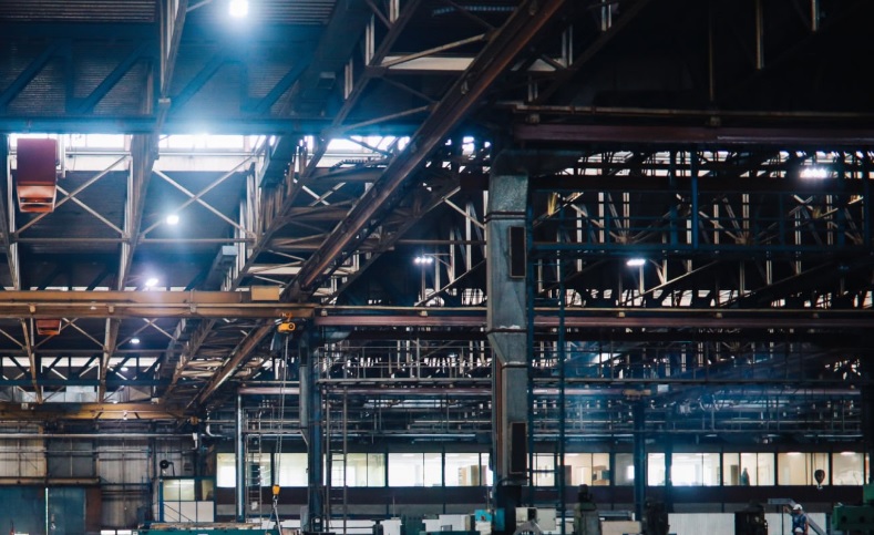 Czy stoły warsztatowe z wbudowanymi imadłami to dobry wybór?