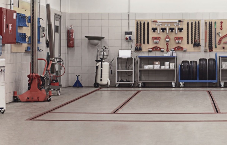 Jakie akcesoria poprawiają ergonomię stołów warsztatowych?