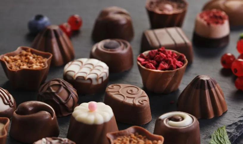 Jak usprawnić oblewanie polewą w produkcji ciastek i pralin?