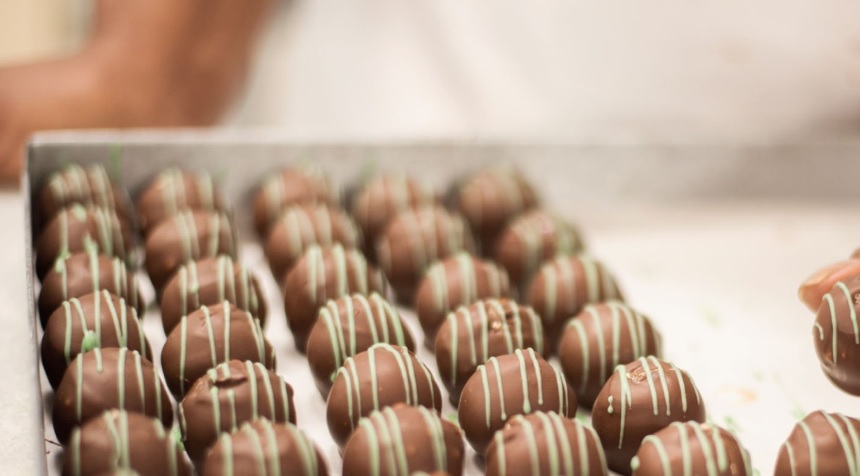 Automatyzacja procesu oblewania polewą w nowoczesnych cukierniach