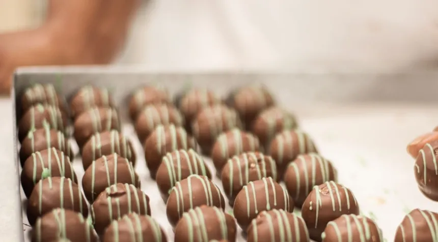 Wybór między czekoladą, pomadą a polewą cukrową — co warto wiedzieć
