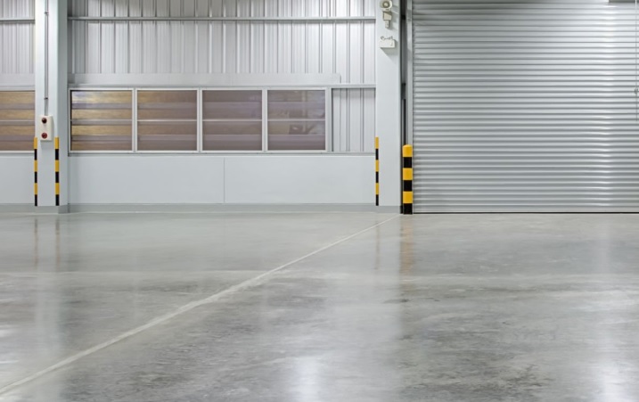 Ile kosztują posadzki betonowe przemysłowe w przeliczeniu na m² i od czego realnie zależy wycena?