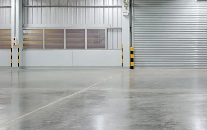 Ile kosztują posadzki betonowe przemysłowe w przeliczeniu na m² i od czego realnie zależy wycena?