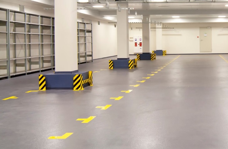 Jak w praktyce liczy się wycenę, jeśli posadzki betonowe przemysłowe mają różne strefy obciążenia w jednej hali?