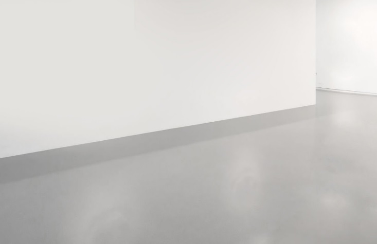 Jak wilgotność, temperatura i terminy inwestycji zmieniają stawkę, gdy wykonywane są posadzki betonowe przemysłowe?